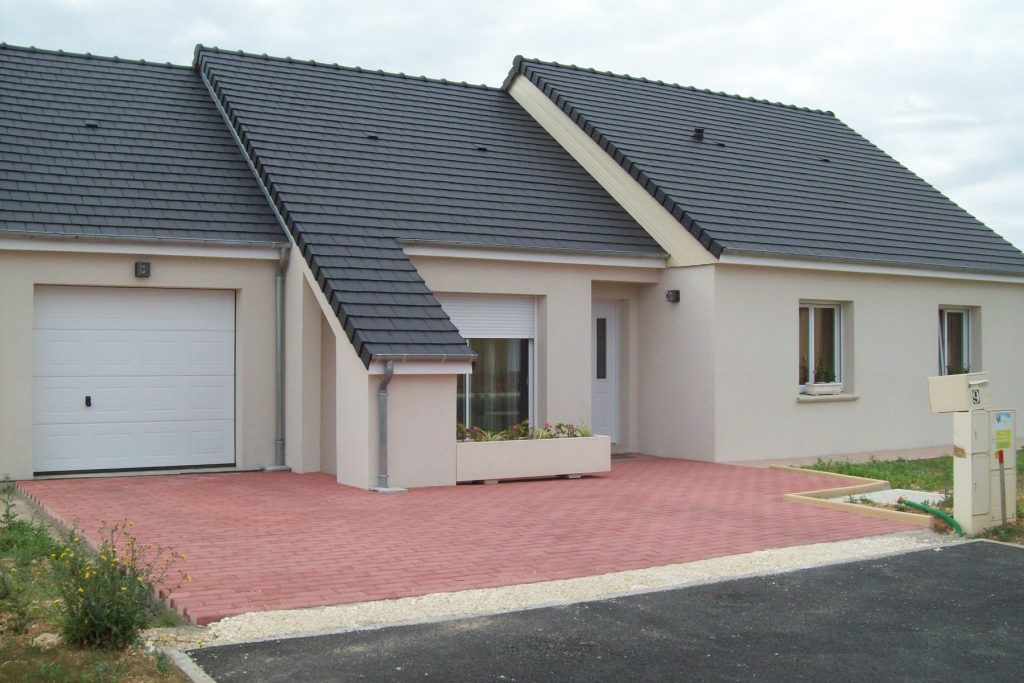 Finition soignée de faîtage et abergement de toiture